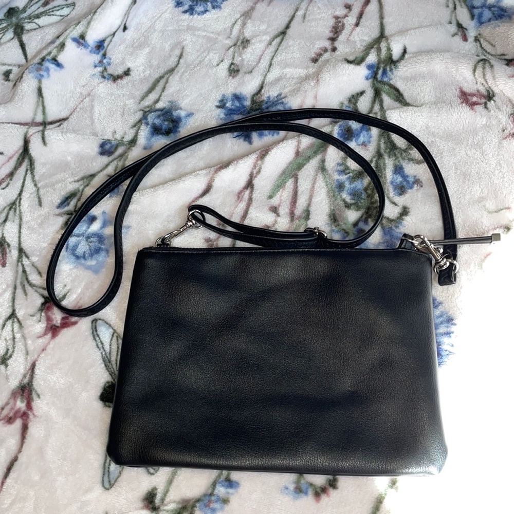 Simple little black crossbody 😌